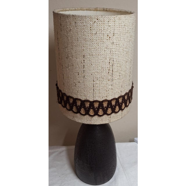 Large German Table Lamp with Brown Ceramic Base and Original Beige Wool Shade with Brown Trim, 1970s For Sale - Image 4 of 7