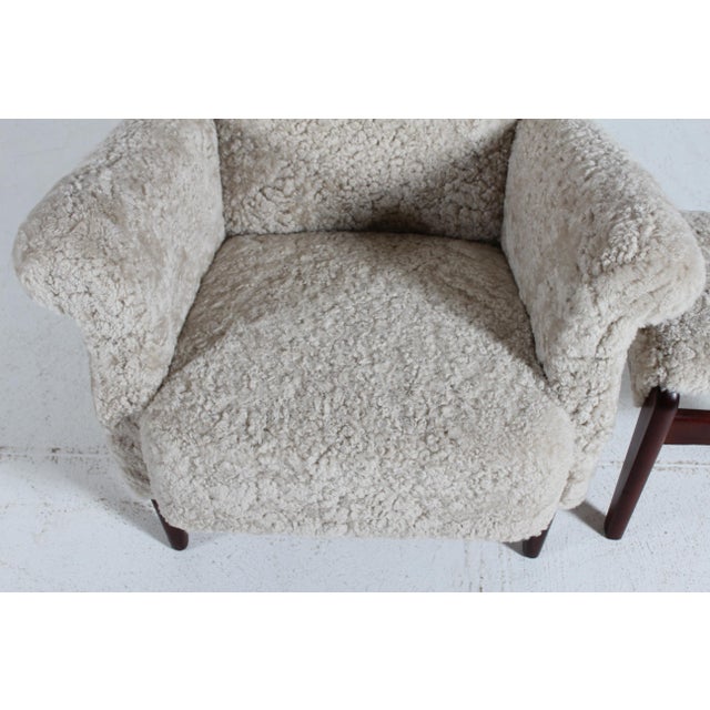 1950s Set of Sheepskin Wingback Lounge Chair Model FH 8023 with Ottoman from Fritz Hansen, Denmark, 1950s For Sale - Image 5 of 12