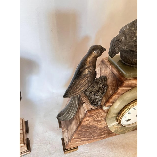 Pendulum and its Art Deco vintage casseroles around 1930, made of silver patina metal on green and brown onyx base. Nice...