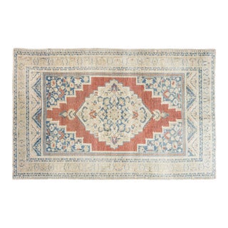 Vintage 1960s Central Anatolian Hand-Knotted Wool Low-Pile Faded Turkish Rug with Nomadic Pattern - 5′9″ × 9′3″ For Sale
