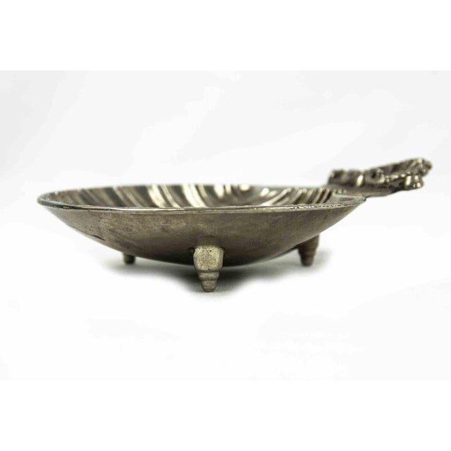 Shell shape vintage silver plated ashtray is an original decorative object realized in England in the 1970s. Dimensions: 3...