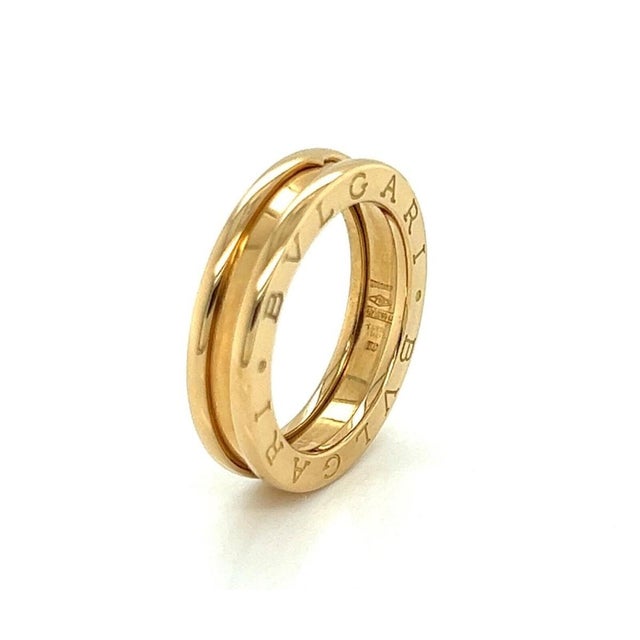 This authentic Bvlgari ring from the iconic B.zero1 collection is crafted in solid 18k yellow gold with a sleek high-...