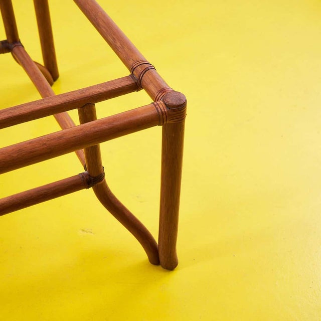 This sophisticated coffee table is characterized by the masterful weaving of the wood that composes its frame. Its clean,...