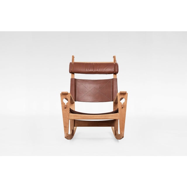 A vintage Hans J. Wegner rocking chair for Getama, crafted in Denmark during the 1960s. Featuring a light beech frame and...