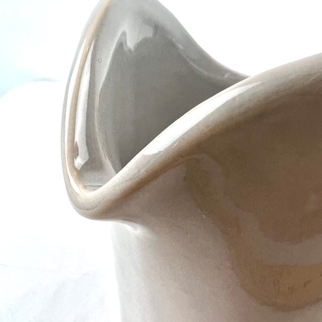 1940-1950s Franciscan Ware Tiempo Metropolitan Grey Ceramic Pitcher and Creamer Set- 2 Pieces For Sale - Image 9 of 13