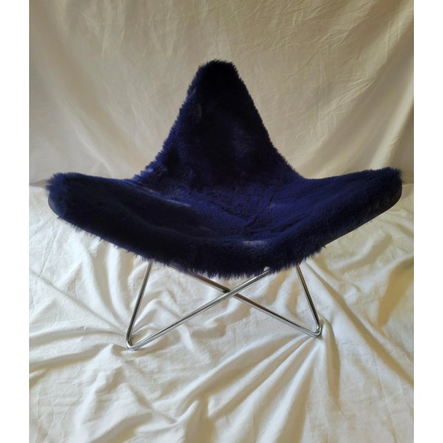 Bauhaus 1970s Vintage Bauhaus Butterfly Chair Footrest With Blue Faux Fur Cover For Sale - Image 3 of 8