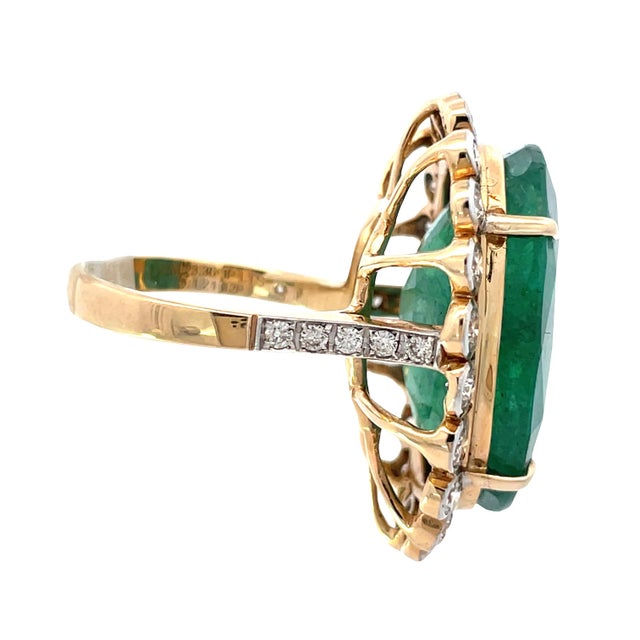 Early 21st Century Gorgeous 14k Gold Ring With 23.36 Carat Natural Emerald & 1.21ct Diamond Halo, Size 6.5 For Sale - Image 5 of 13