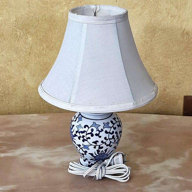 Late 20th Century Vintage Blue & White Chinoiserie Ginger Jar Table Lamp – Porcelain Accent Lamp For Sale - Image 5 of 18