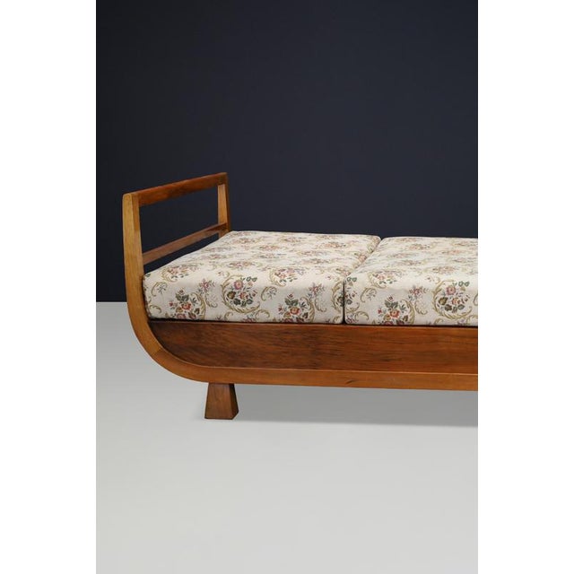 Art Deco Walnut Daybed attributed to Jindřich Halabala, 1930s For Sale - Image 3 of 16