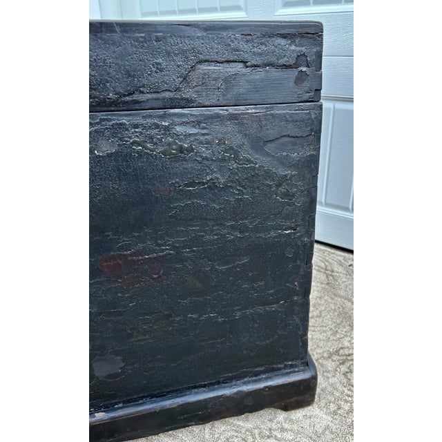 Antique Black Lacquer Trunk Chinese Wedding Chest Hand Painted Coffee Table 30" For Sale In Philadelphia - Image 6 of 12