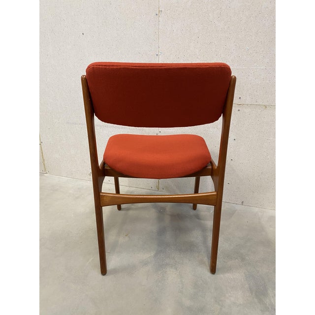 Discover the timeless charm of this exquisite special teak chair designed in the 1960s by Danish designer Erik Buck. This...
