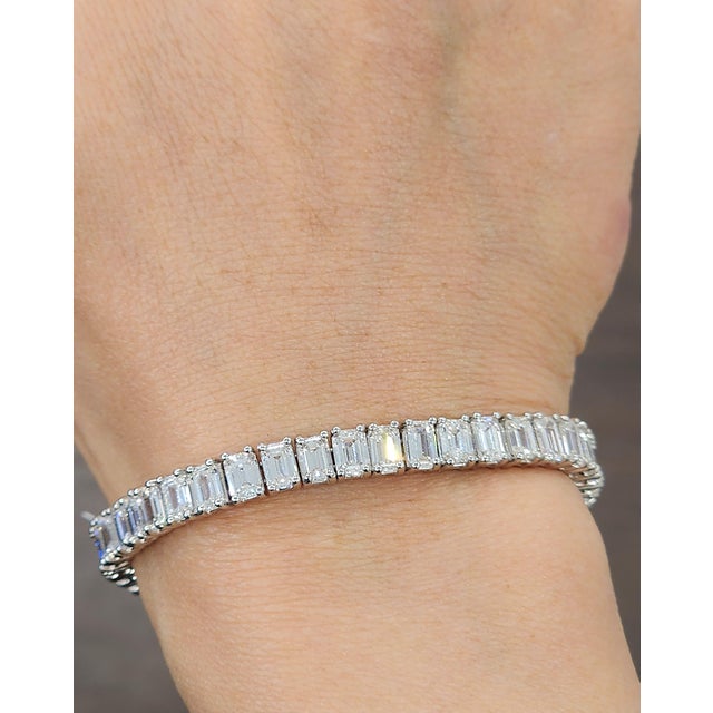Modern 15.77 Ct Emerald Cut Diamond Tennis Bracelet For Sale - Image 3 of 8