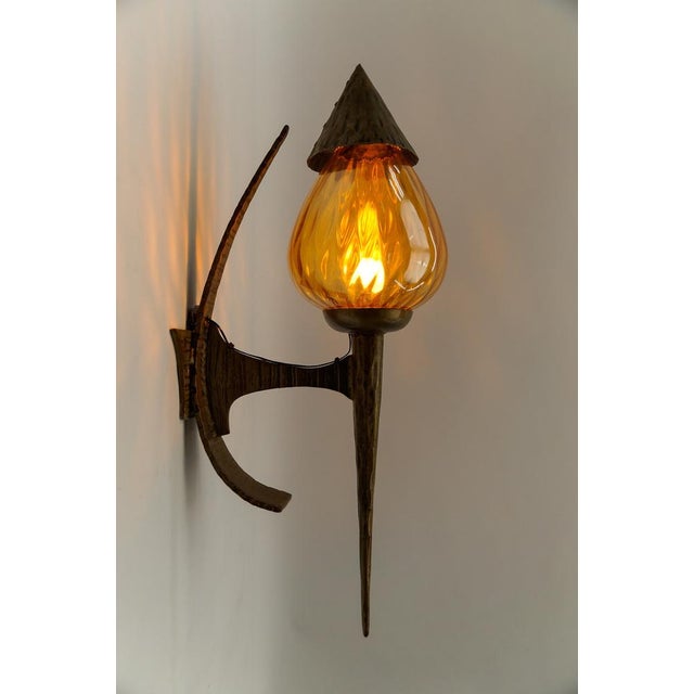 This fixture needs a french bayonet bulb. The one used here for the lamp will be sent along. It is possible to install...