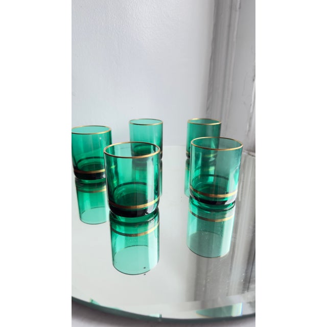 Mid-Century Modern 1950s Mid-Century Modern Emerald Green Whiskey Glasses With Gold Rim - Set of 5 For Sale - Image 3 of 9