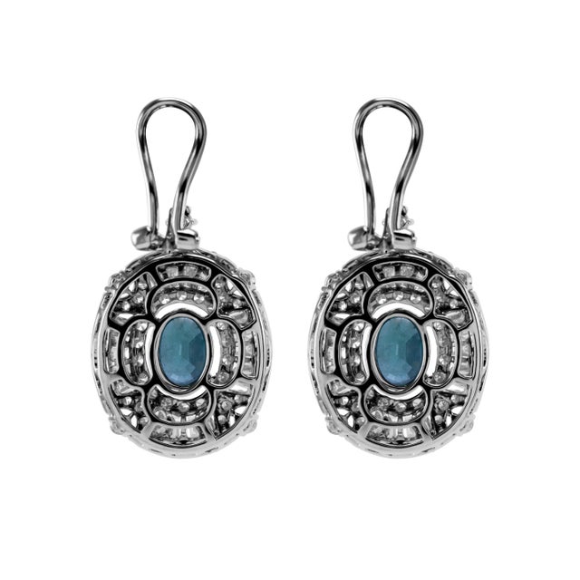 Contemporary 5.22ctt Oval Emerald & Diamond Drop Necklace 18-Karat White Gold For Sale - Image 3 of 3