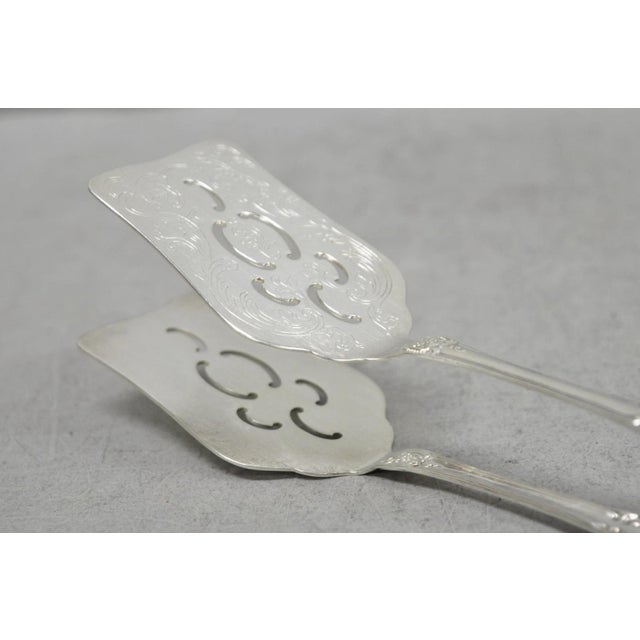 Mid 20th Century Vintage Wallace Baroque Silver Plated Pastry Sandwich Asparagus Vegetable Tongs For Sale - Image 5 of 9