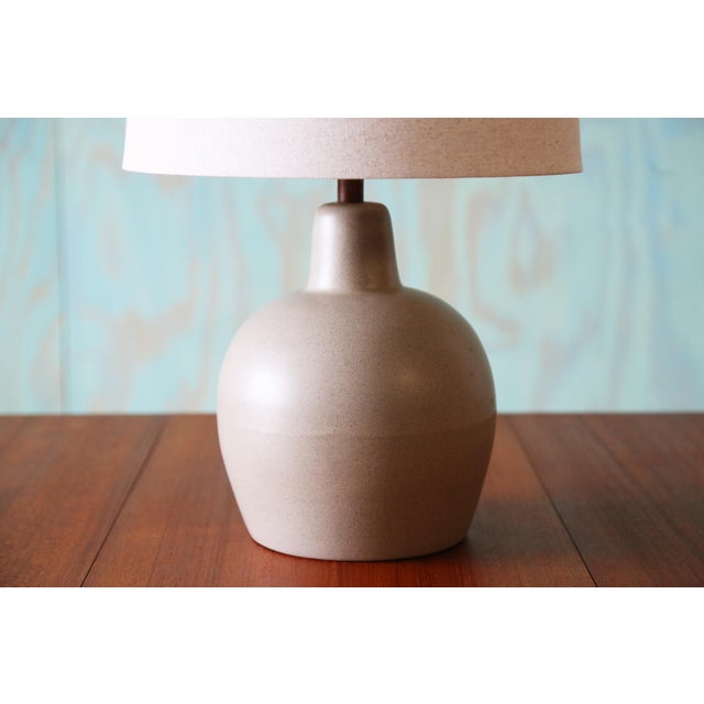 Mid-Century Modern 1960s Gordon and Jane Martz M51 Lamp for Marshall Studios Tan Ochre Short Gourd 24" For Sale - Image 3 of 9