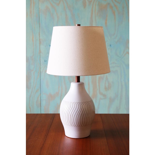 A highly collectable 1960s lamp designed by Jane and Gordon Martz of Marshall Studios in Veedersburg Indiana. These lamps...