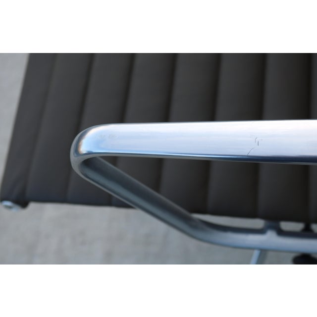 MCM Herman Miller Eames Aluminum Group Management Chair in Hunter Brown Leather For Sale - Image 10 of 12