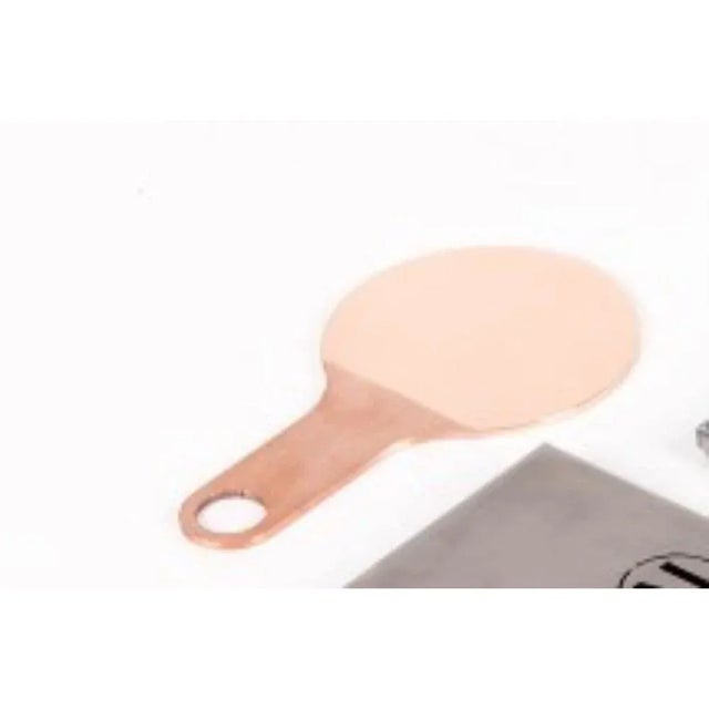 Shapes mirrors small by Mingardo Dimensions: D 9 x H 16 cm Materials: Polished natural copper with handle in satin natural...