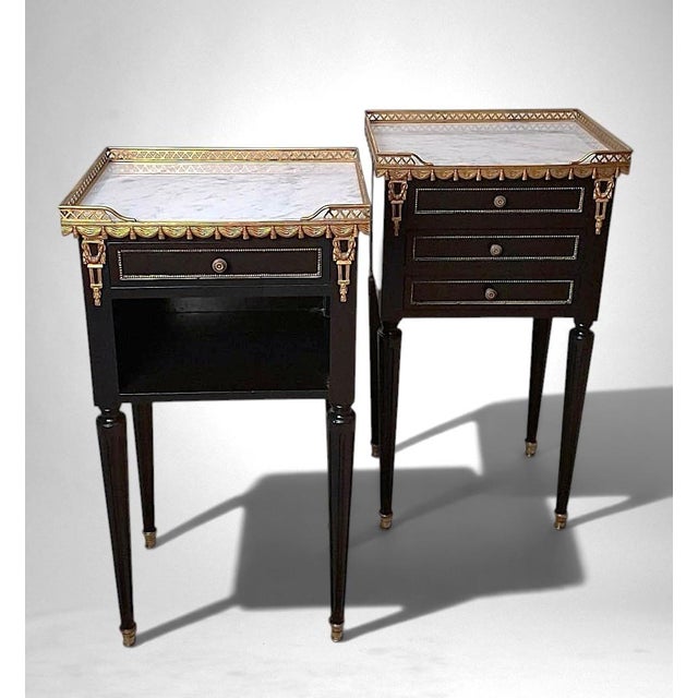 French Early 20th Century French Louis XVI Revival Pair of Nightstands in Carrara Marble and Gilt Bronze For Sale - Image 3 of 18