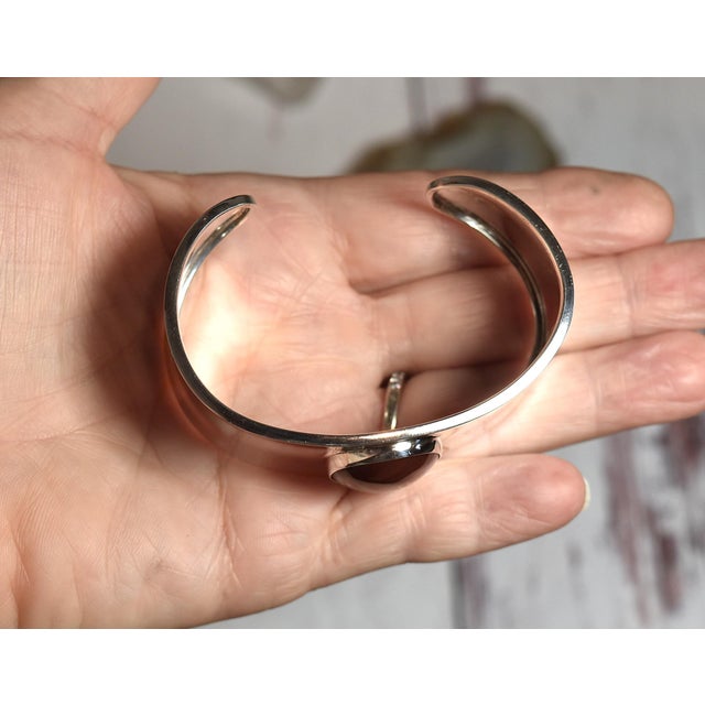 Early 20th Century Mexican Sterling Silver and Carnelain Gemstone Smooth Cuff Bracelet For Sale - Image 14 of 18