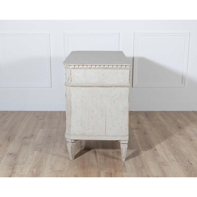 Pair of Swedish Gustavian-Style Painted Chests of Drawers, Early 20th Century For Sale - Image 9 of 9