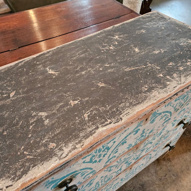 Wood Late 19th Century English Blue and White 3 Drawer Italian Style Commode With Rosette Round Handles For Sale - Image 7 of 18