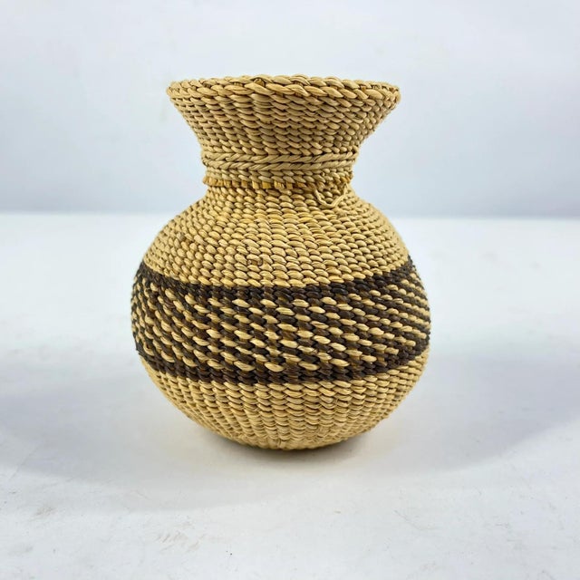 Early 20th Century Zulu Miniature Herb Basket with Lid South Africa MATTER COLLECTION For Sale - Image 4 of 8