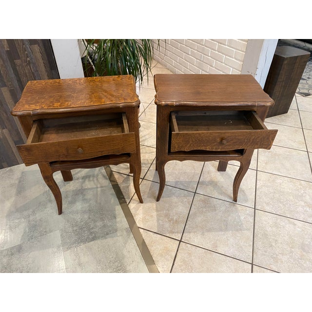 Very elegant bedside tables in oak and oak veneer. Each with a drawer and a shelf. Some signs of wear, good overall...