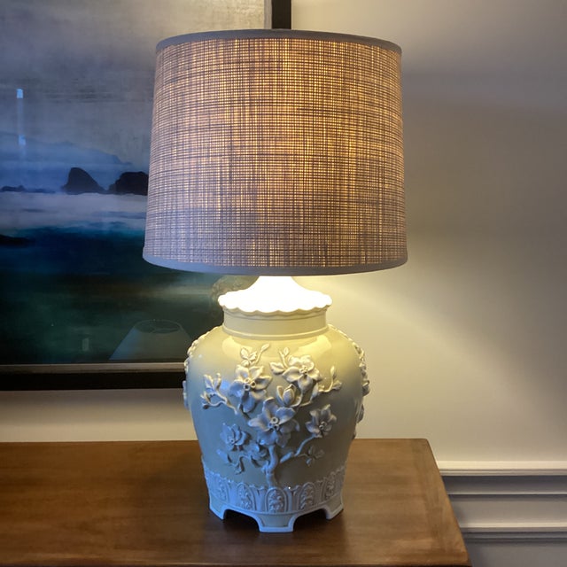 1970s Chinoiserie Relief Porcelain Celadon-Cream Table Lamp With Floral Motif & Textured Shade For Sale In Atlanta - Image 6 of 8