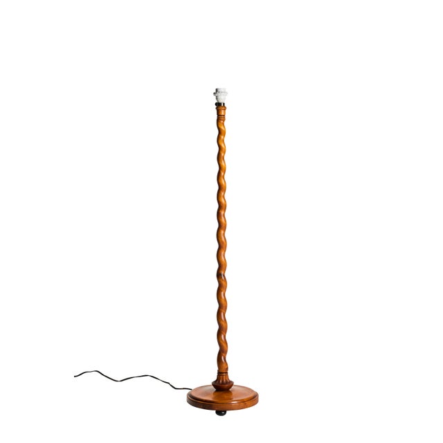 Swedish Grace Floor Lamp in Twist-Carved Wood, Sweden, 1930s-1940s For Sale - Image 3 of 6