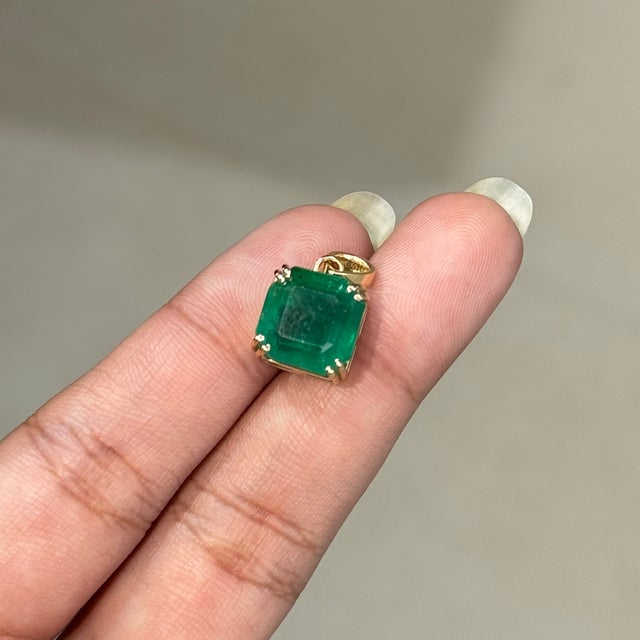 Art Deco Square Cut 6.06ct Emerald Solitaire Double Prong 18k Yellow Gold Pendant For Sale - Image 3 of 16