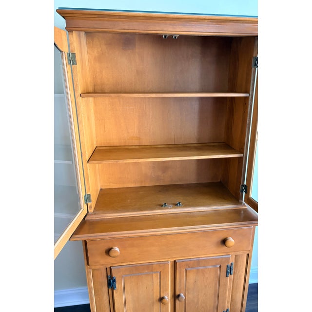 Heywood-Wakefield 1950s Heywood-Wakefield Mid-Century Hutch / China Cabinet For Sale - Image 4 of 11