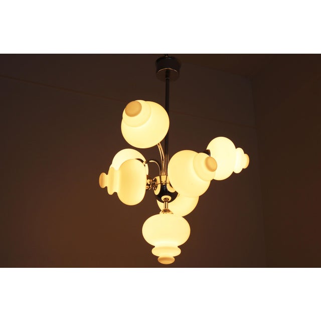 Ivory Mid-Century Chandelier in Chrome and Opaline by S.A. Boulanger, 1970 For Sale - Image 8 of 10