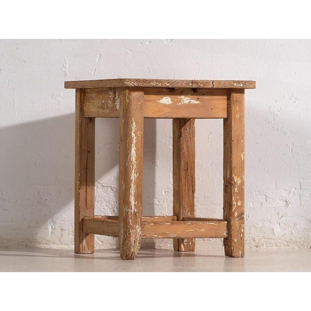 Antique side table (c.1920) Dimensions: Width: 38 cm Depth: 38 cm Height: 44 cm Style: Rustic Materials and techniques:...