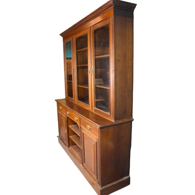 Charming 2-body mahogany bookcase dating from the 19th century. The lower part is made up of two doors on either side of a...