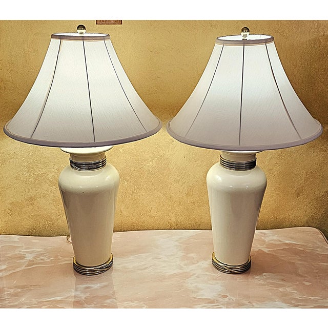 Ethan Allen Pair of Vintage Ethan Allen Cream & Brass Table Lamps With Shades For Sale - Image 4 of 18