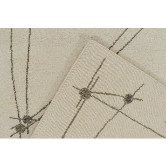 Textile Rug & Kilim’s Mid-Century Modern Style Rug in White and Gray Geometric Pattern For Sale - Image 7 of 7