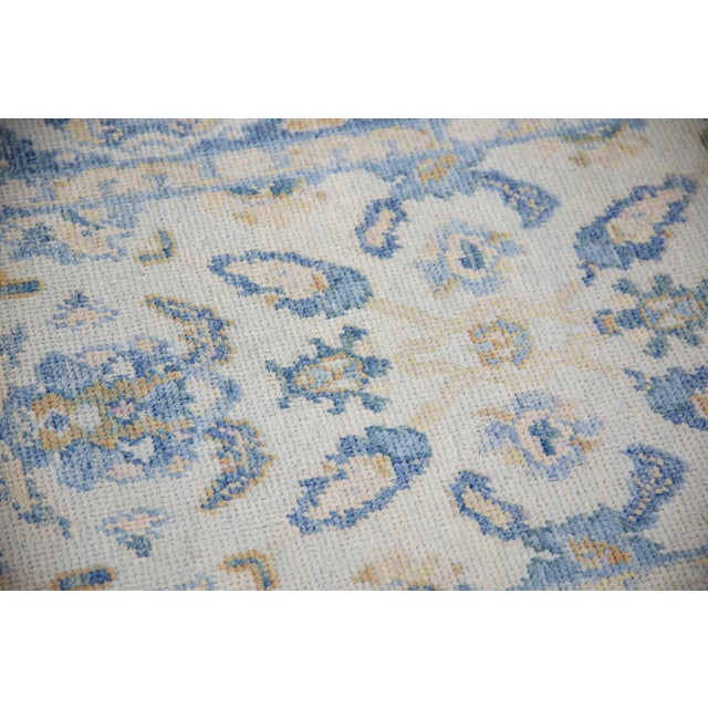 This modern Turkish Oushak rug is a stunning piece of art that has been handwoven using traditional techniques by skilled...