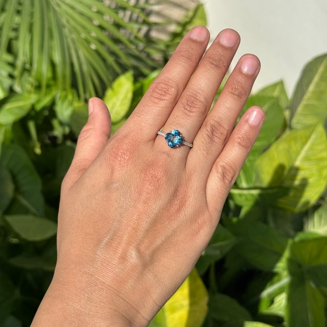 Modern Chic 2.71ct Blue Topaz Diamond Clover Statement Ring in 14k Gold Size 7 For Sale - Image 9 of 16