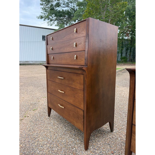 Wood 1950s Drexel Profile by John Van Koert — Completely Restored Walnut Bedroom Pair For Sale - Image 7 of 7