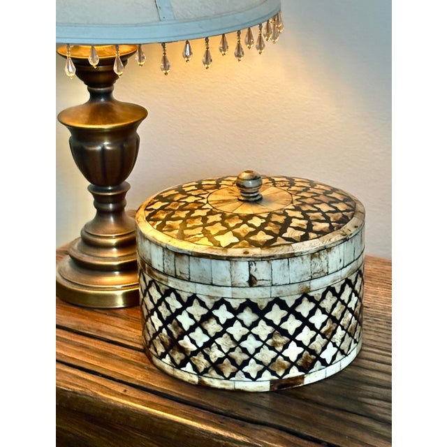 Maitland - Smith Maitland-Smith Tessellated Bone Lidded Box- Lattice Round Accent For Sale - Image 4 of 7
