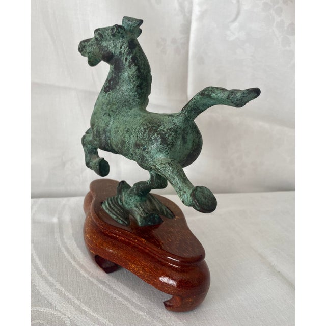 Green Mid-Century Bronze Asian Han Dynasty "Flying Horse of Gansu" on Carved Wooden Base Excellent Condition For Sale - Image 8 of 11