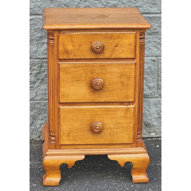 Wood Mid Century Early American Style Maple Bedside Chest of Drawers Nightstand For Sale - Image 7 of 15