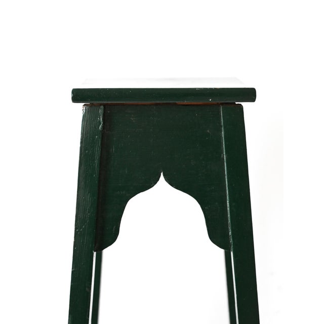 Elegant green painted wooden pedestal, with slender and refined lines, ideal for plants or decorative objects. The light...