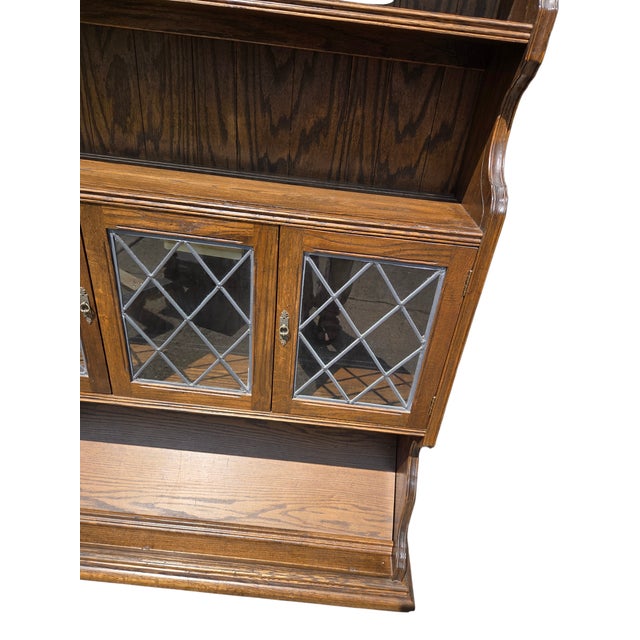 1980s Ethan Allan Charter Oak Jacobean Bookshelf Hutch China Cabinet Display Curio For Sale In Philadelphia - Image 6 of 15
