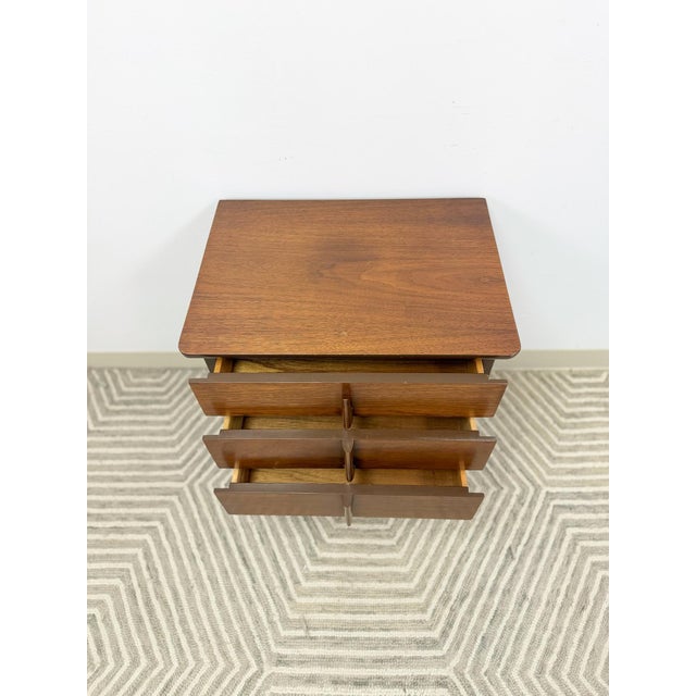 Mid 20th Century United Furniture MCM Nightstand Intricate Wood Pulls Vintage Bedside Table For Sale - Image 5 of 10