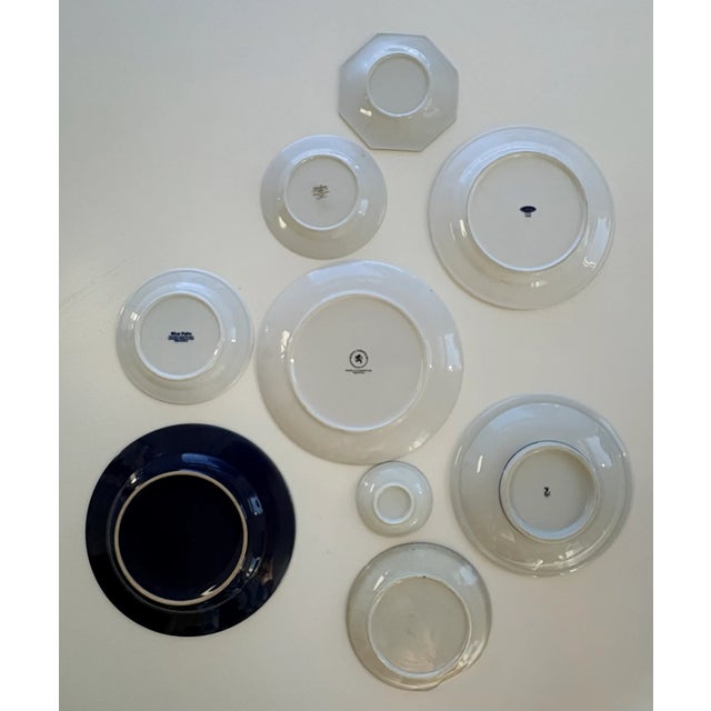 Pops of olive green give the classic navy blue and white color scheme of this decorative plate couration a fresh twist....