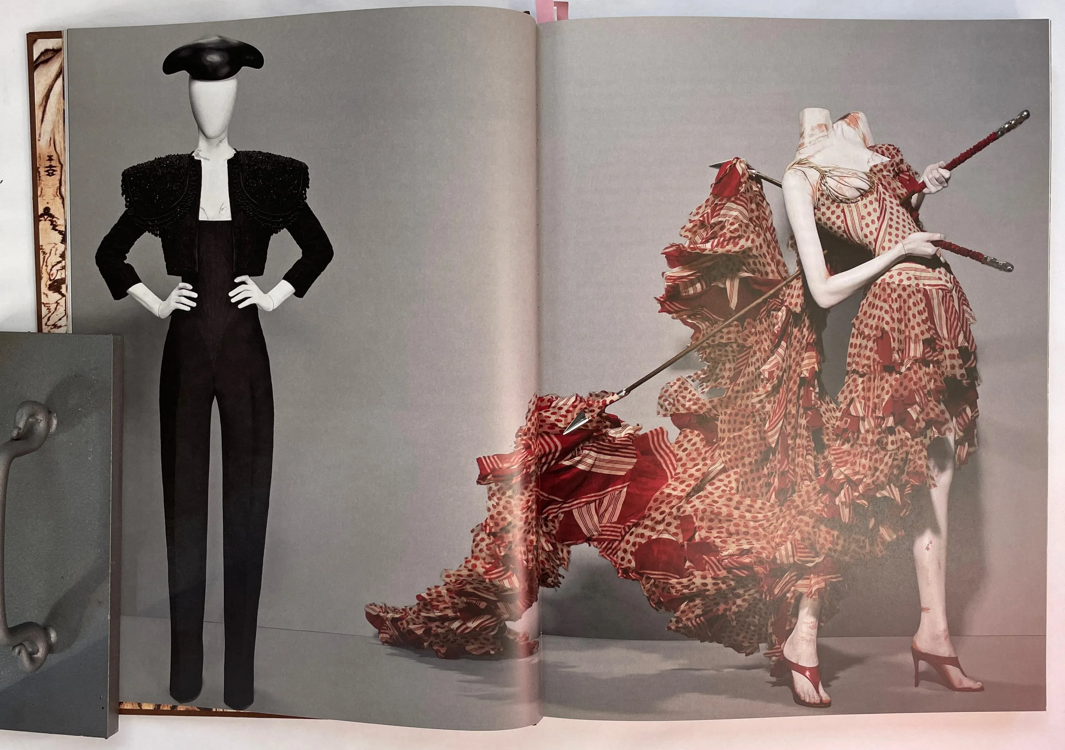 ALEXANDER McQUEEN SAVAGE BEAUTY 洋書 MCQUEEN, Alexander. Savage Beauty. – Glenn Horowitz Bookseller